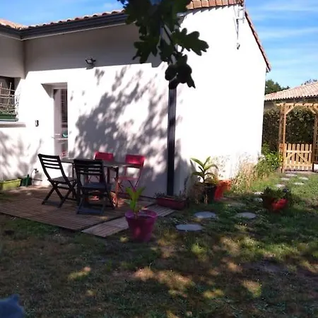 Дом отдыха Petite Maison Avec Jardin Entre Et Village Уртен